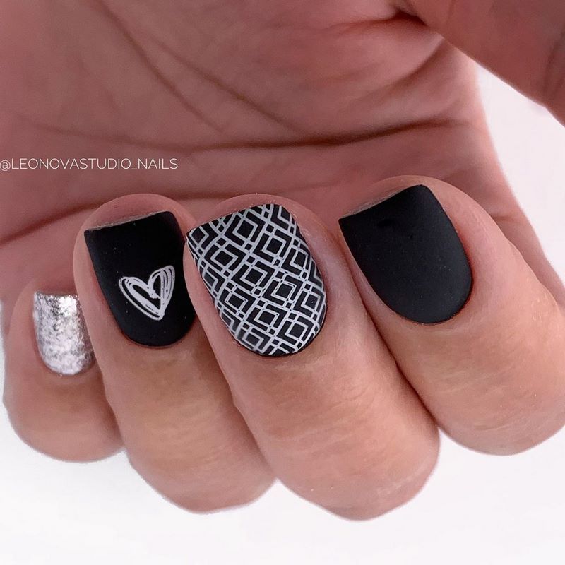 Стильный матовый маникюр 2026: идеи на фото