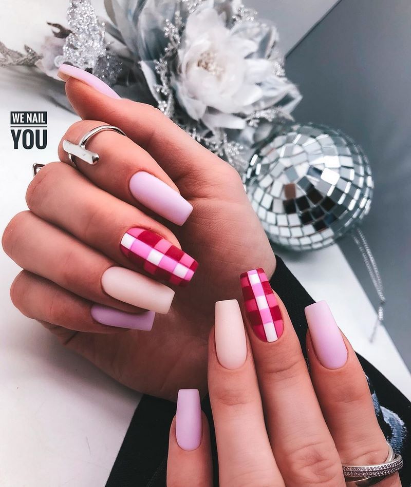 Стильный матовый маникюр 2026: идеи на фото