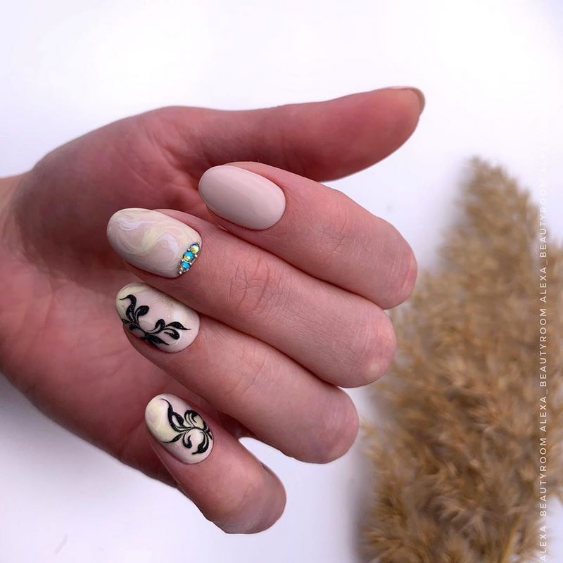 Стильный матовый маникюр 2026: идеи на фото