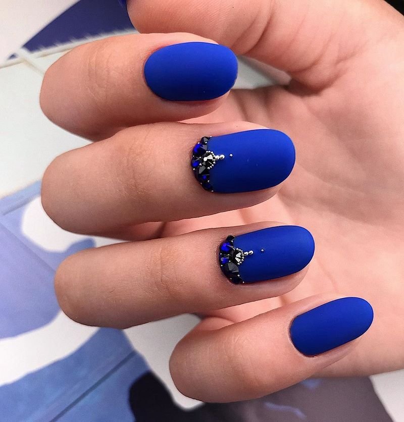 Стильный матовый маникюр 2026: идеи на фото