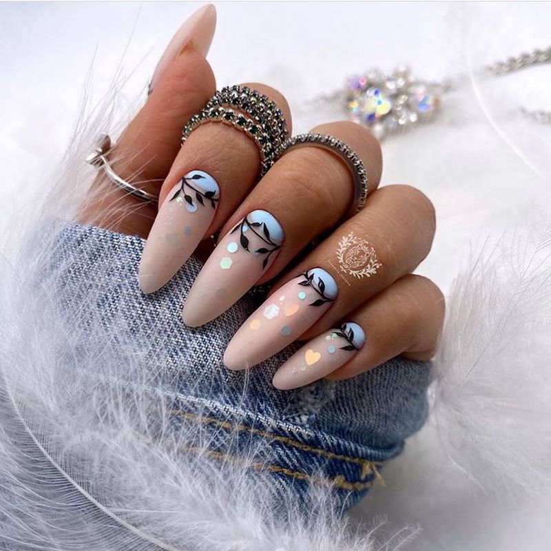 Стильный матовый маникюр 2026: идеи на фото