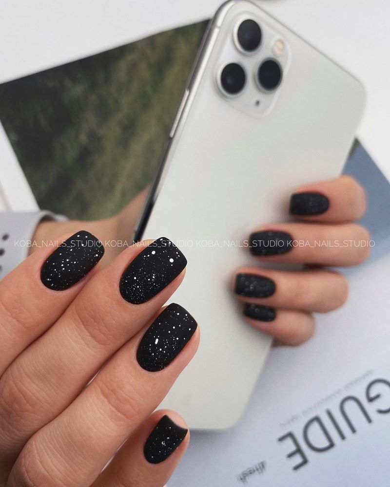 Стильный матовый маникюр 2026: идеи на фото