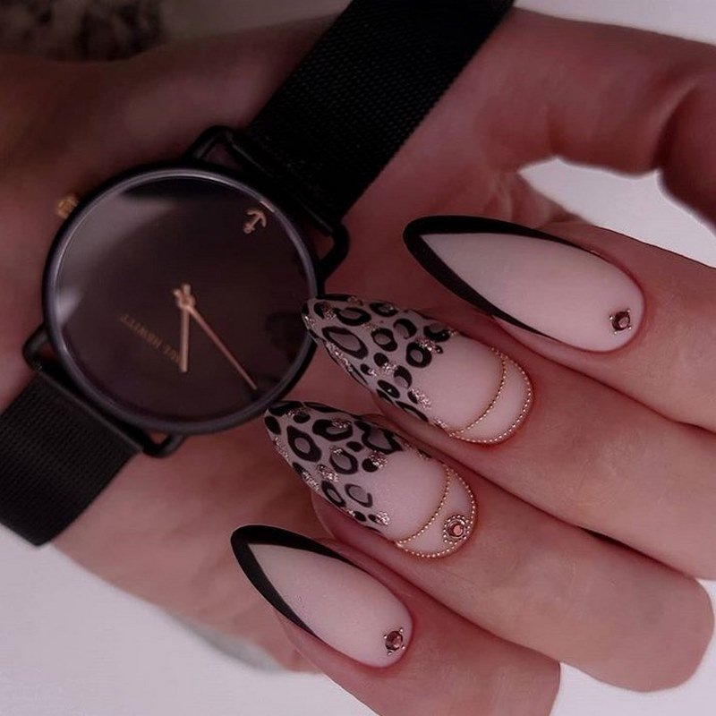 Стильный матовый маникюр 2026: идеи на фото