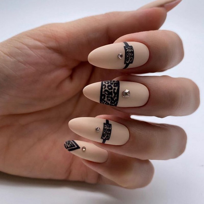 Стильный матовый маникюр 2026: идеи на фото