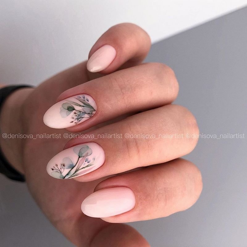 Стильный матовый маникюр 2026: идеи на фото