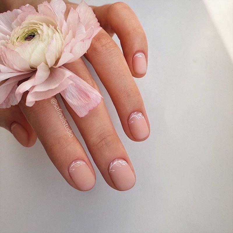 Стильный матовый маникюр 2026: идеи на фото