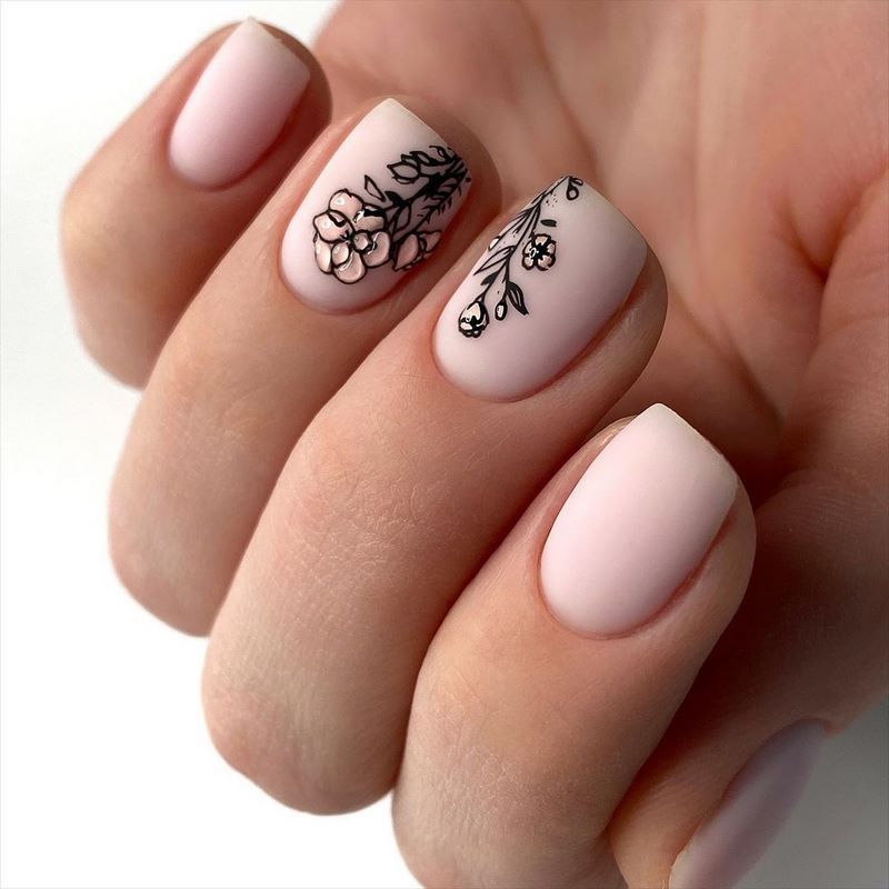 Стильный матовый маникюр 2026: идеи на фото