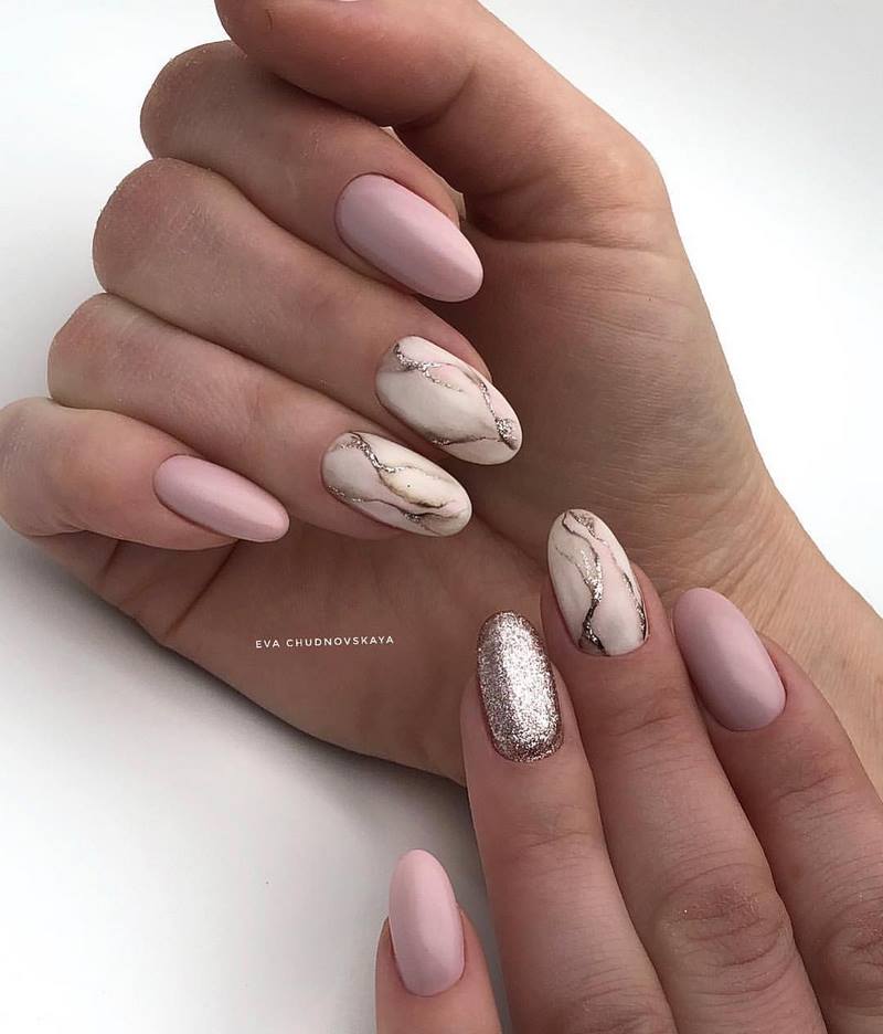 Креативные идеи мраморного маникюра 2026: свежие новинки дизайна