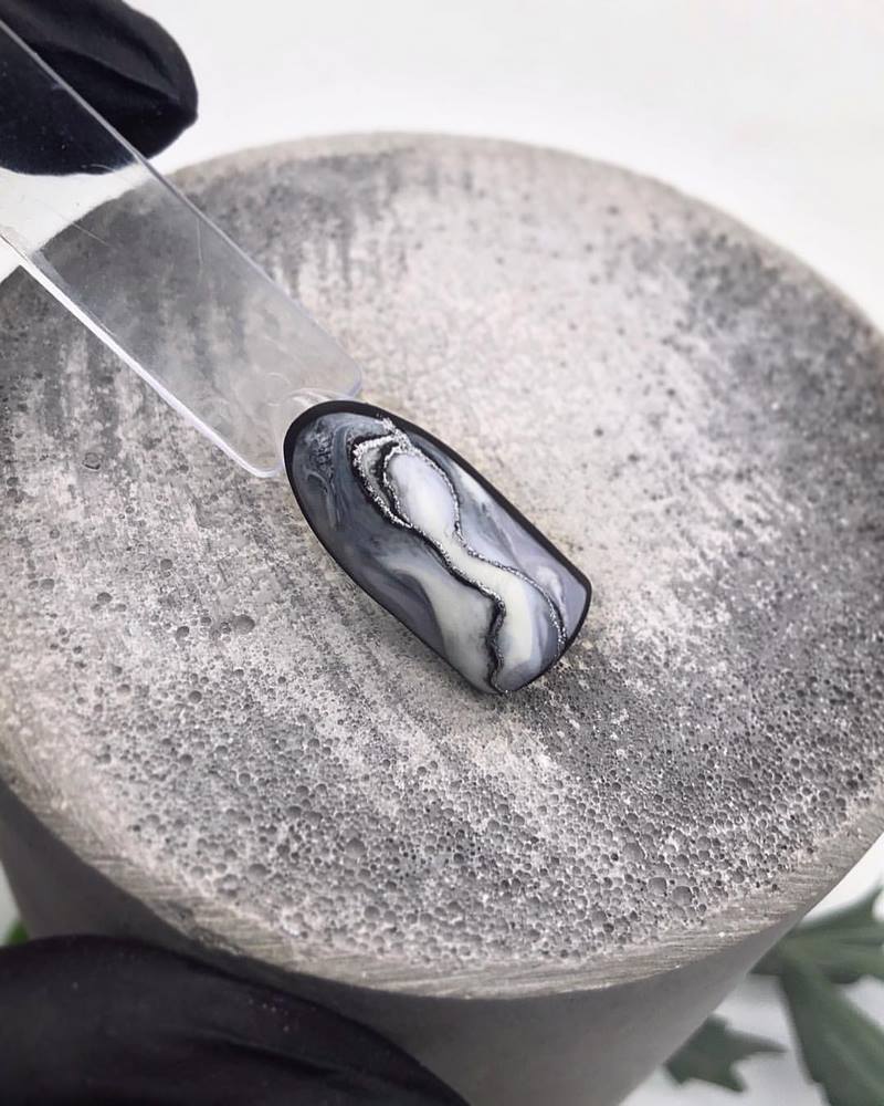 Креативные идеи мраморного маникюра 2026: свежие новинки дизайна