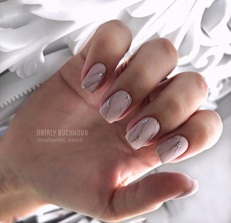 Креативные идеи мраморного маникюра 2026: свежие новинки дизайна