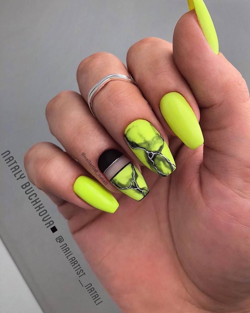 Креативные идеи мраморного маникюра 2026: свежие новинки дизайна