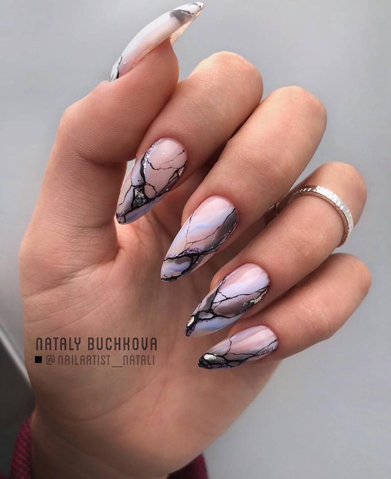 Креативные идеи мраморного маникюра 2026: свежие новинки дизайна