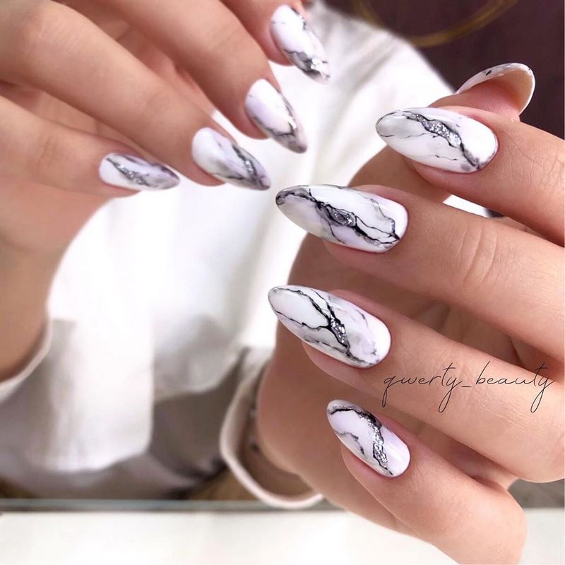 Креативные идеи мраморного маникюра 2026: свежие новинки дизайна