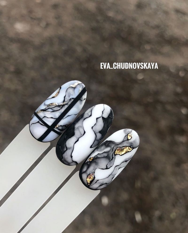 Креативные идеи мраморного маникюра 2026: свежие новинки дизайна