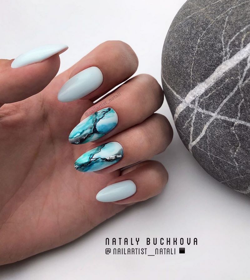 Креативные идеи мраморного маникюра 2026: свежие новинки дизайна
