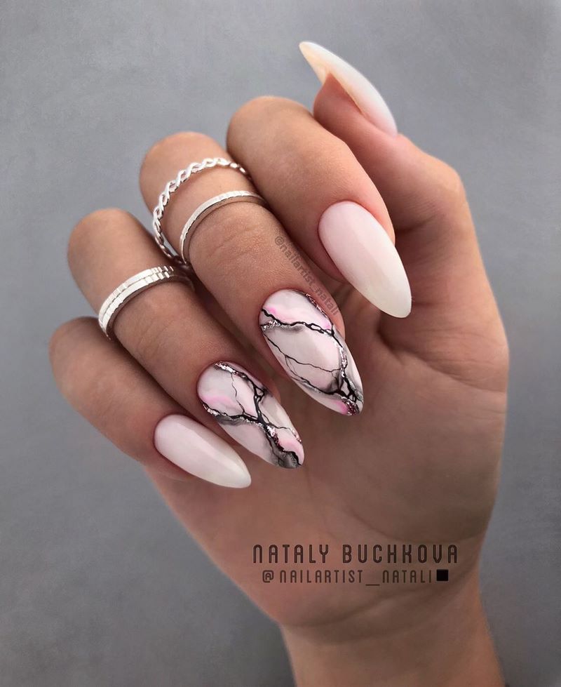 Креативные идеи мраморного маникюра 2026: свежие новинки дизайна