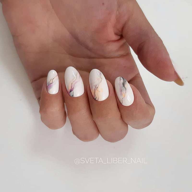 Креативные идеи мраморного маникюра 2026: свежие новинки дизайна