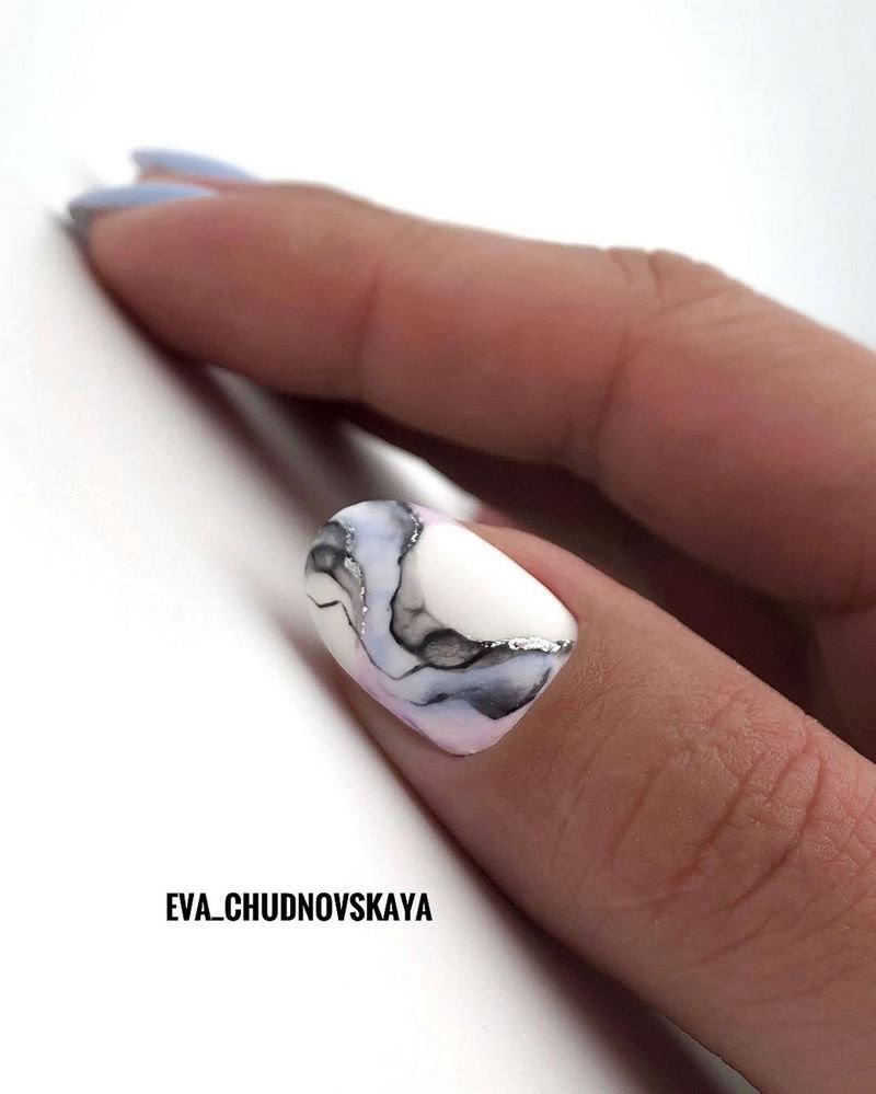 Креативные идеи мраморного маникюра 2026: свежие новинки дизайна