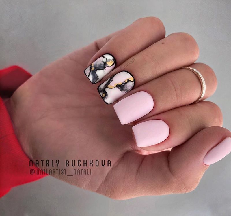 Креативные идеи мраморного маникюра 2026: свежие новинки дизайна