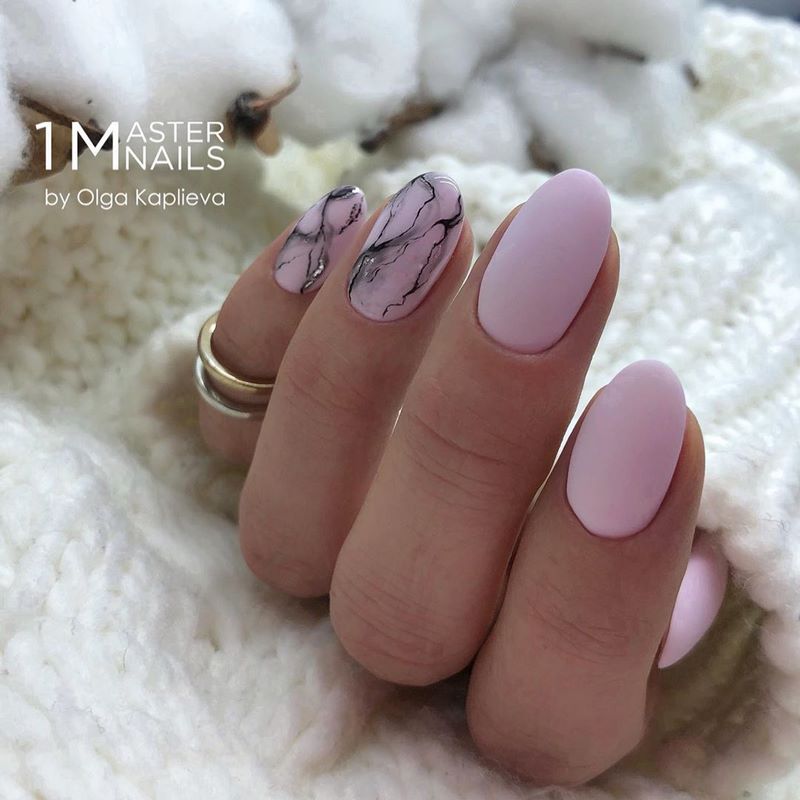 Креативные идеи мраморного маникюра 2026: свежие новинки дизайна