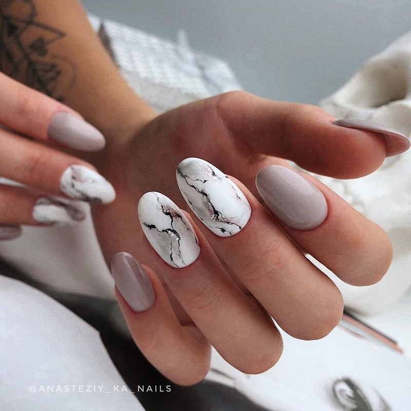 Креативные идеи мраморного маникюра 2026: свежие новинки дизайна