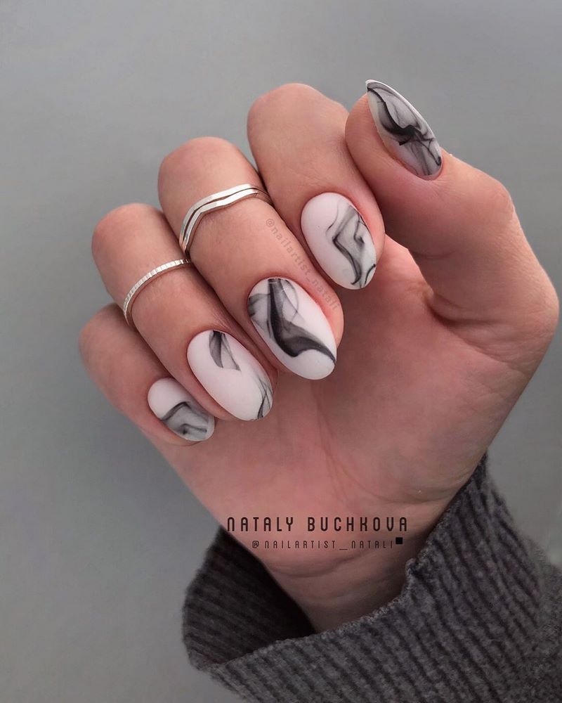 Креативные идеи мраморного маникюра 2026: свежие новинки дизайна