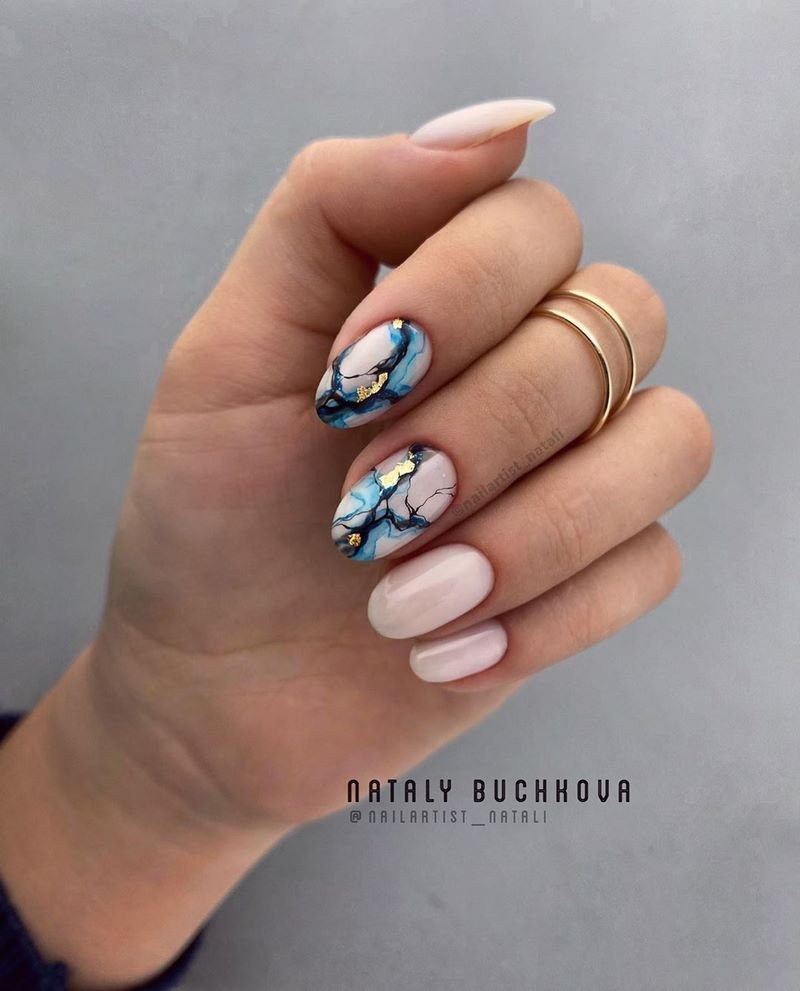 Креативные идеи мраморного маникюра 2026: свежие новинки дизайна