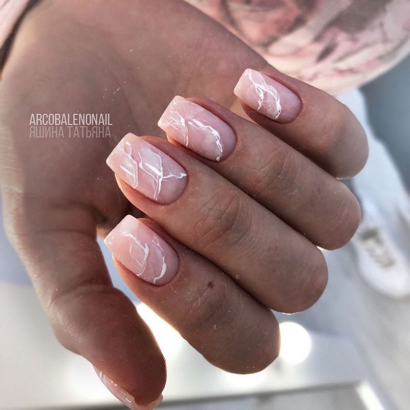 Креативные идеи мраморного маникюра 2026: свежие новинки дизайна