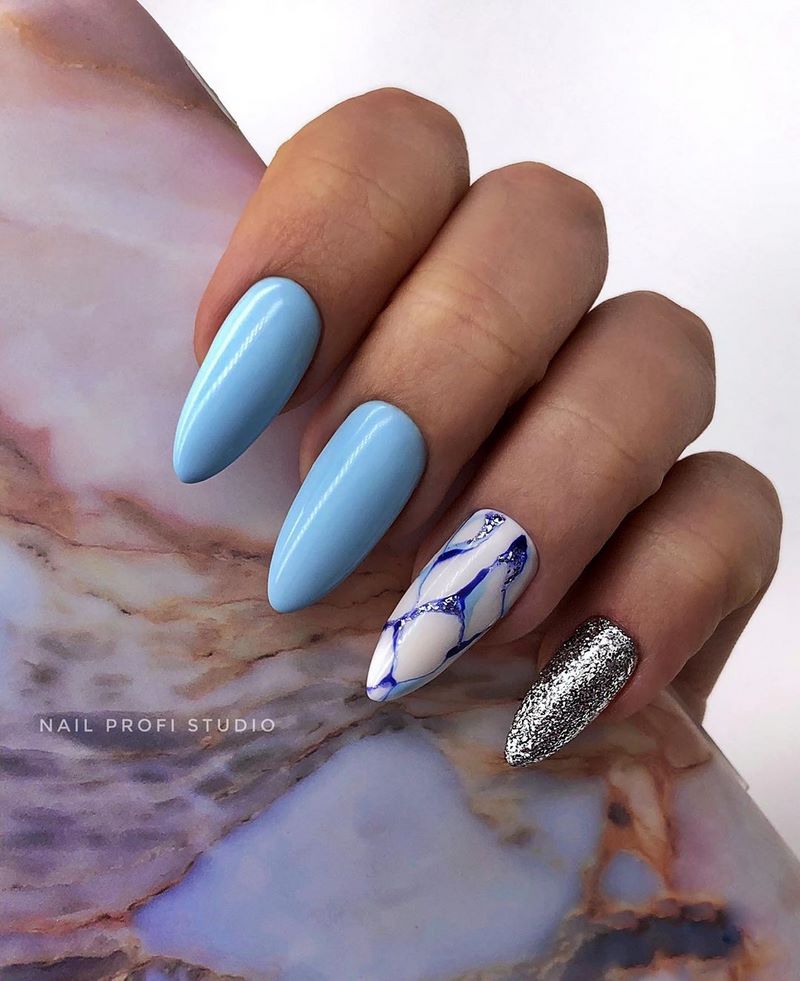 Креативные идеи мраморного маникюра 2026: свежие новинки дизайна