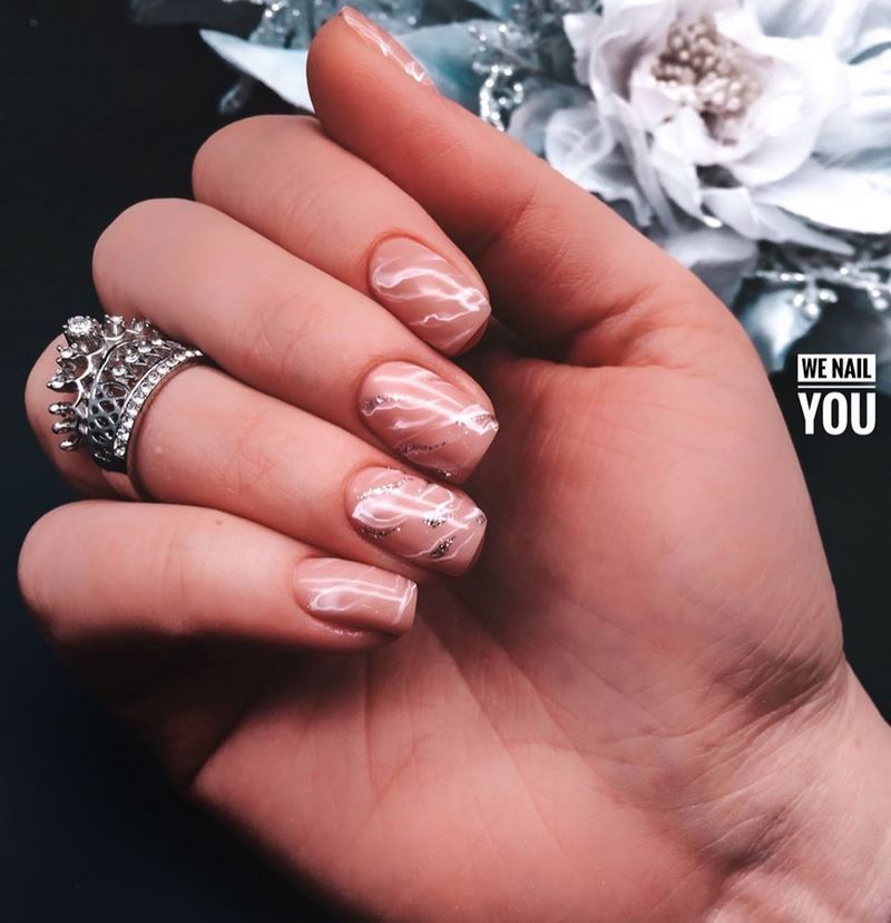 Креативные идеи мраморного маникюра 2026: свежие новинки дизайна