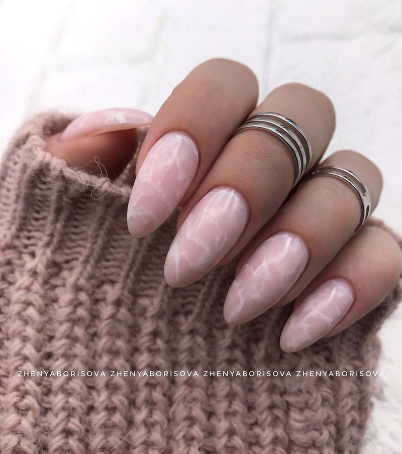 Креативные идеи мраморного маникюра 2026: свежие новинки дизайна