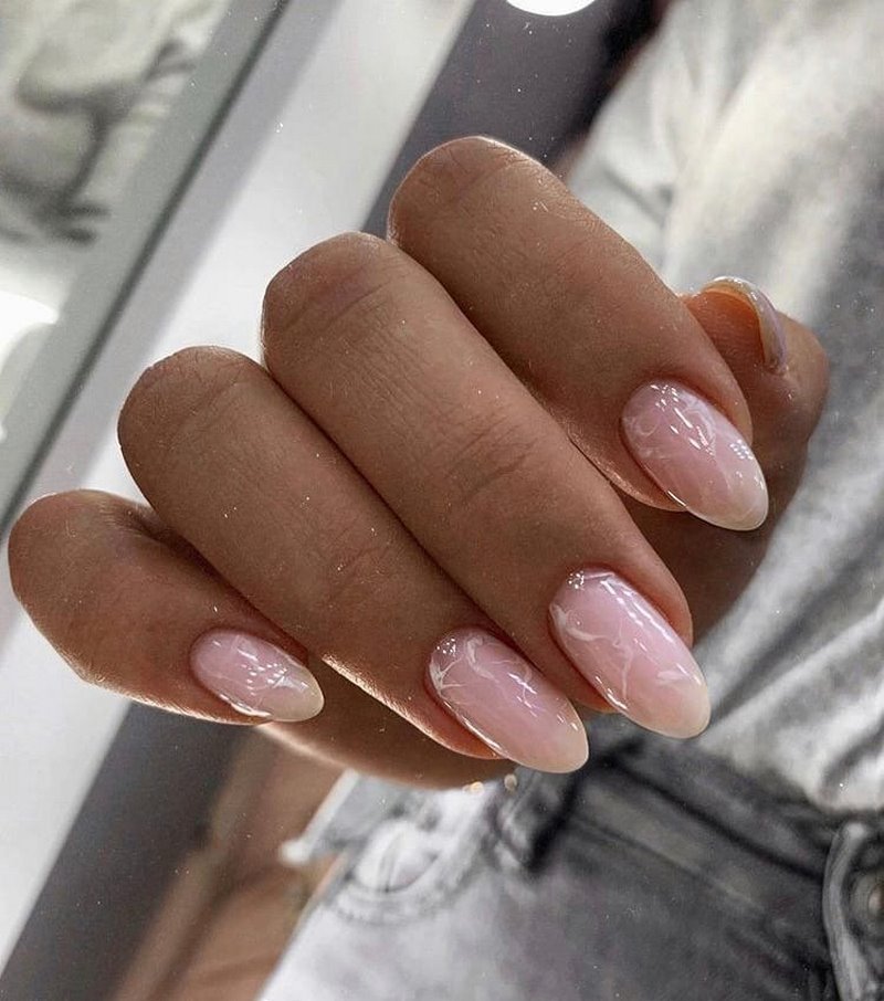 Креативные идеи мраморного маникюра 2026: свежие новинки дизайна