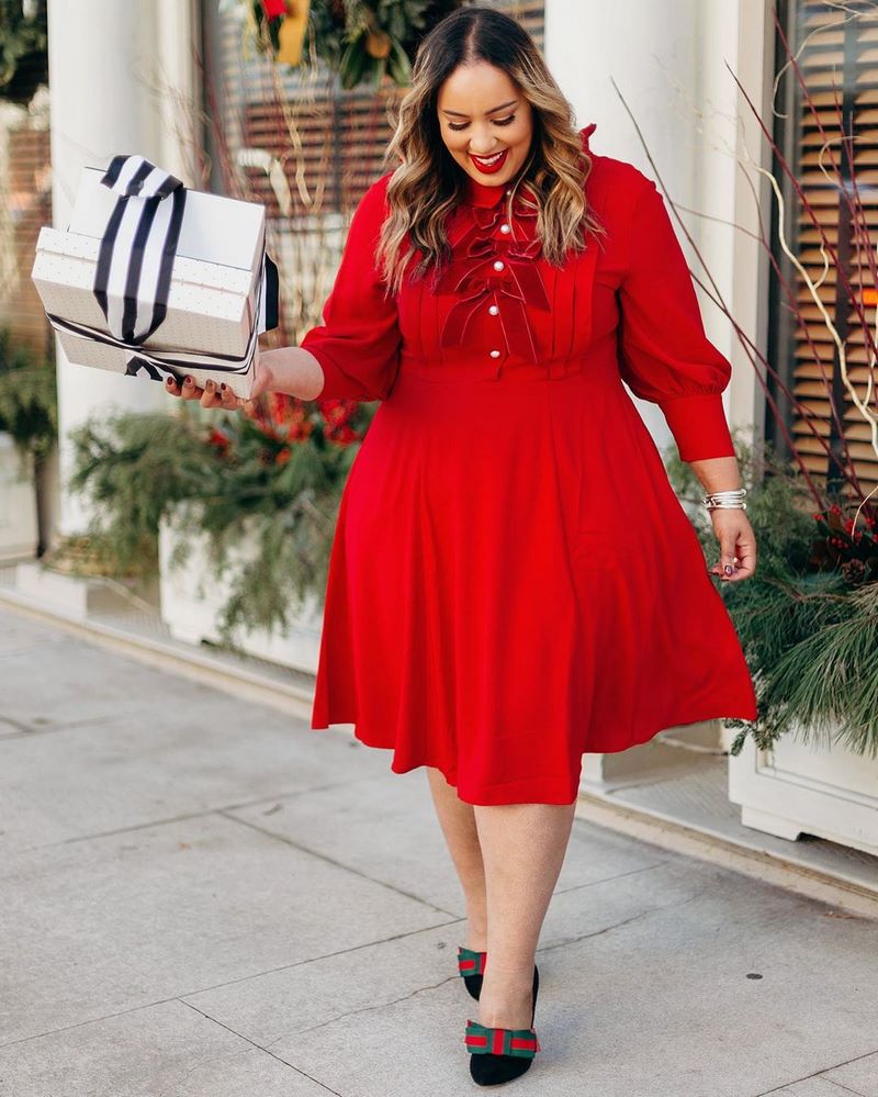 Модные платья на Новый год 2027: трендовые новинки на фото