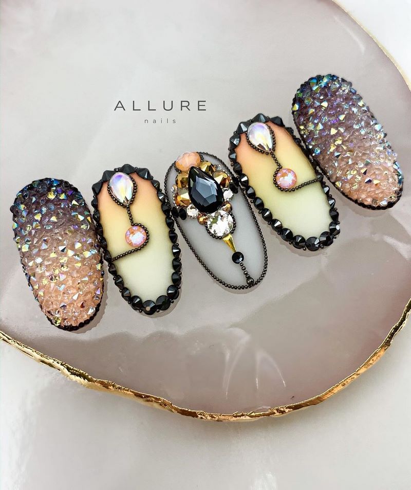 Блистательный новогодний маникюр 2027: фото-примеры