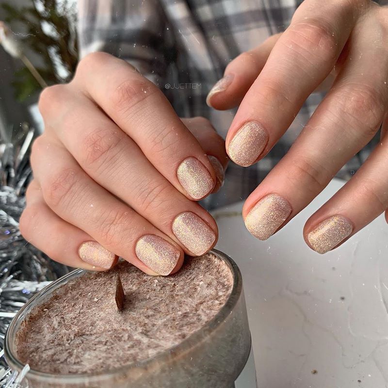 Блистательный новогодний маникюр 2027: фото-примеры