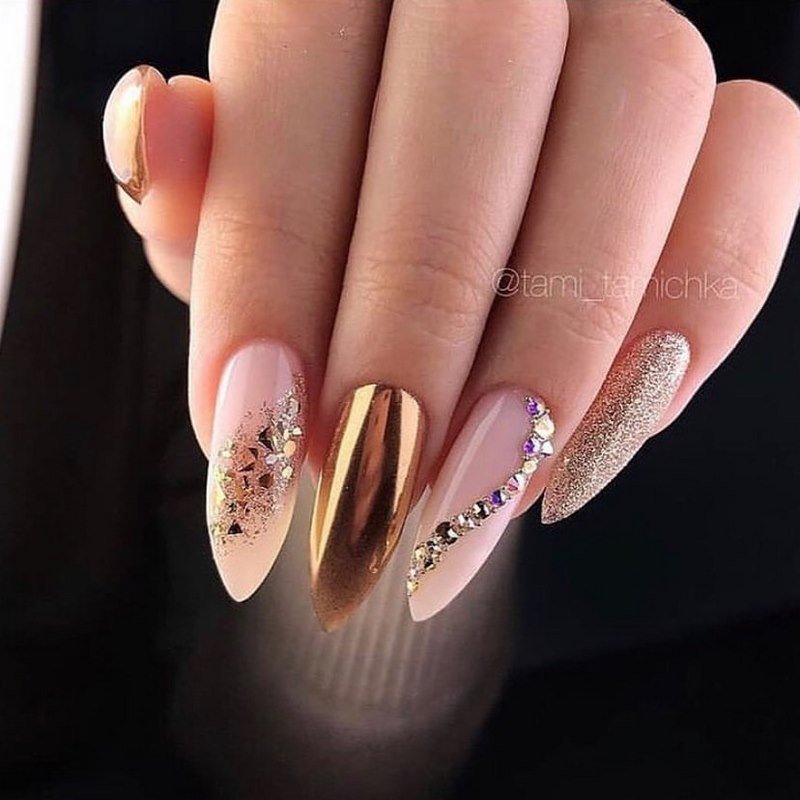 Блистательный новогодний маникюр 2027: фото-примеры