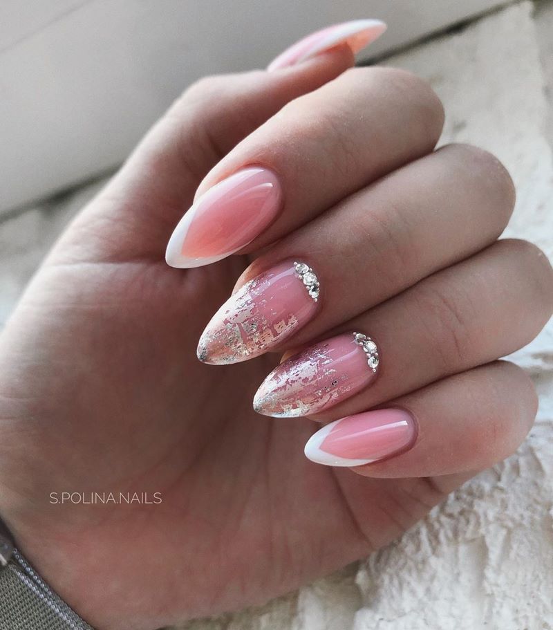 Блистательный новогодний маникюр 2027: фото-примеры