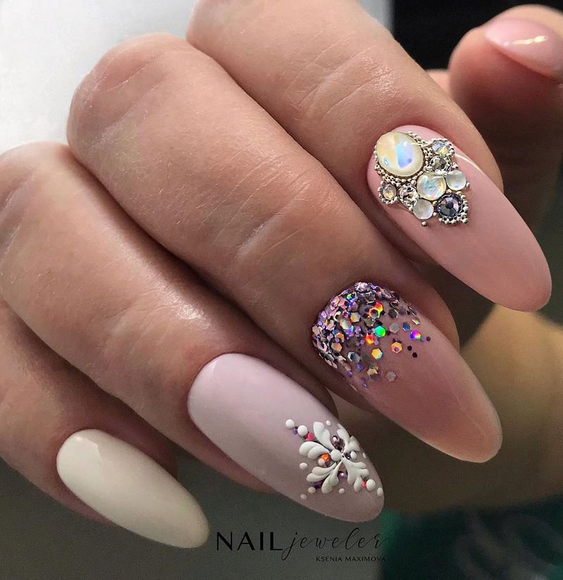 Блистательный новогодний маникюр 2027: фото-примеры