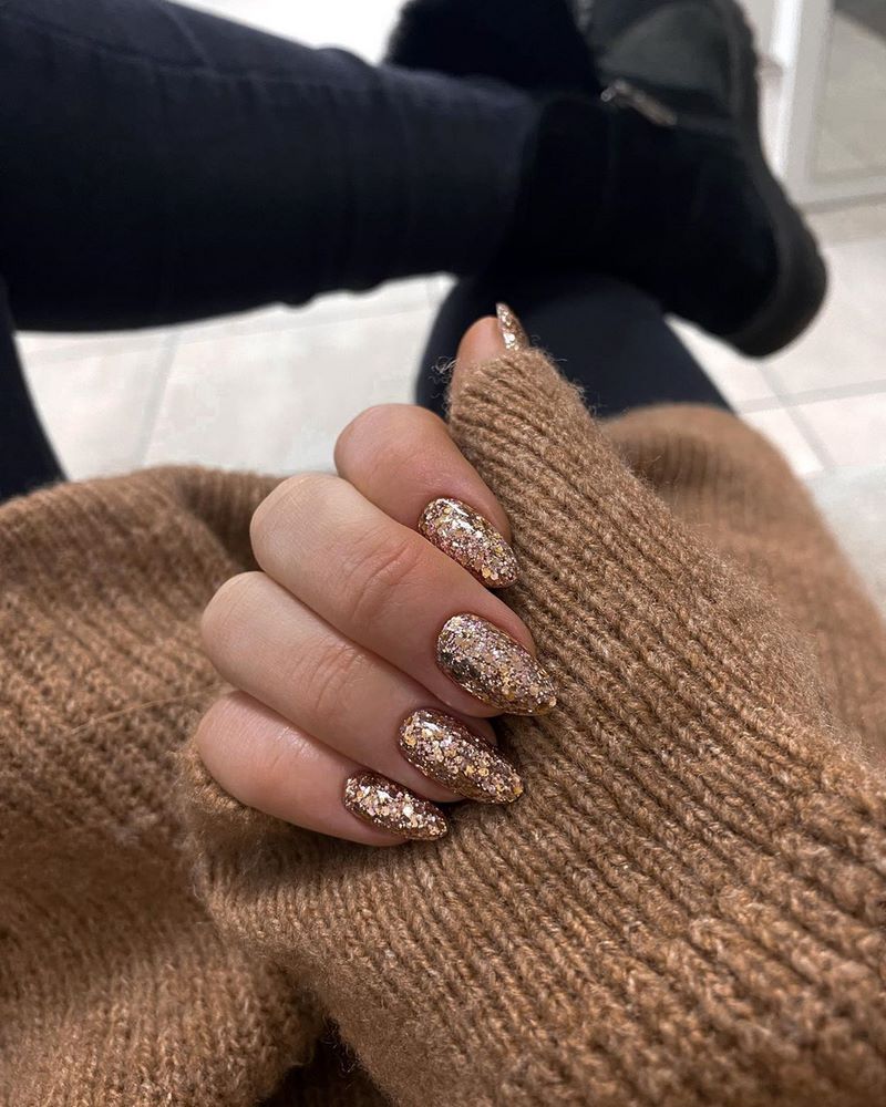 Блистательный новогодний маникюр 2027: фото-примеры