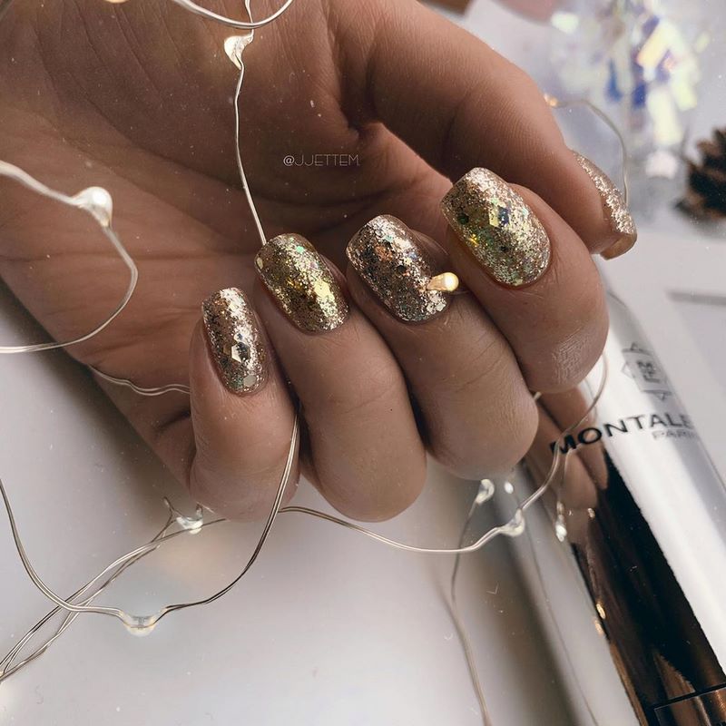 Блистательный новогодний маникюр 2027: фото-примеры