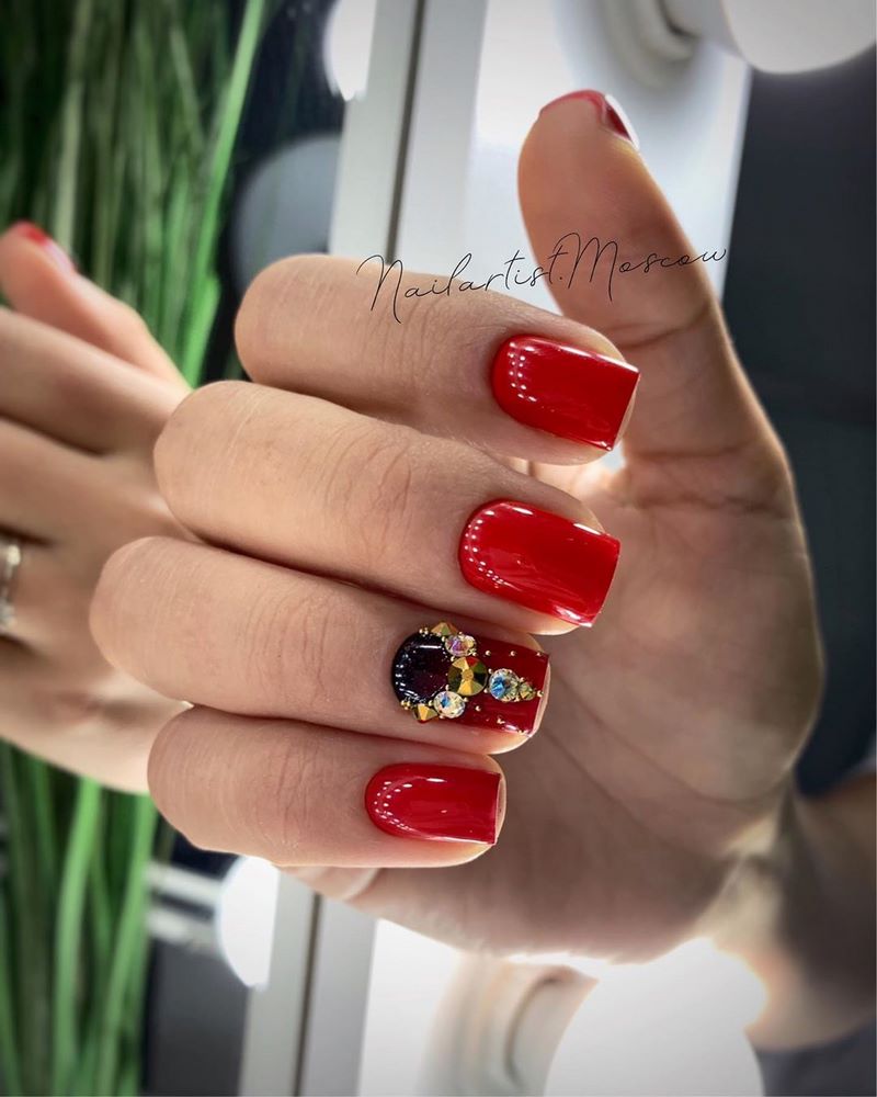 Блистательный новогодний маникюр 2027: фото-примеры