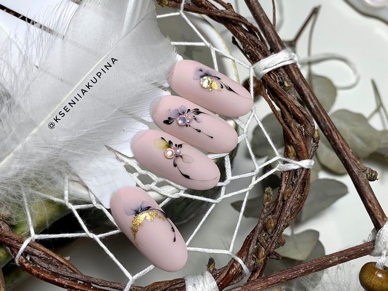 Блистательный новогодний маникюр 2027: фото-примеры