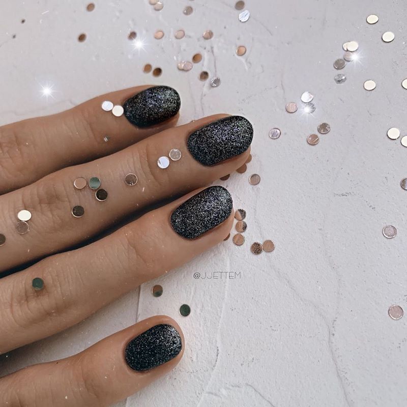 Блистательный новогодний маникюр 2027: фото-примеры