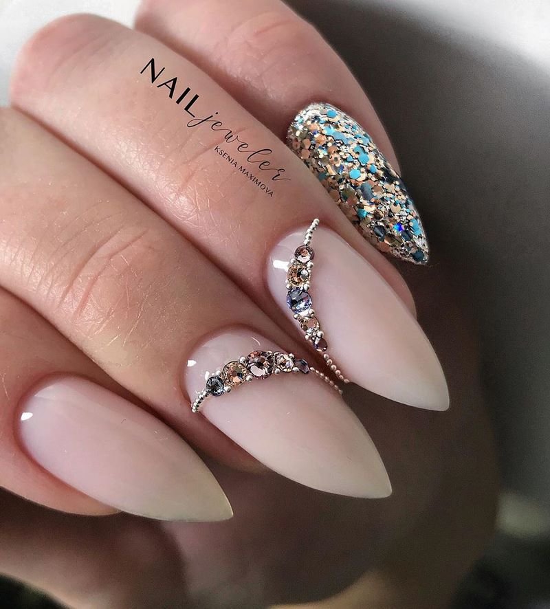 Блистательный новогодний маникюр 2027: фото-примеры