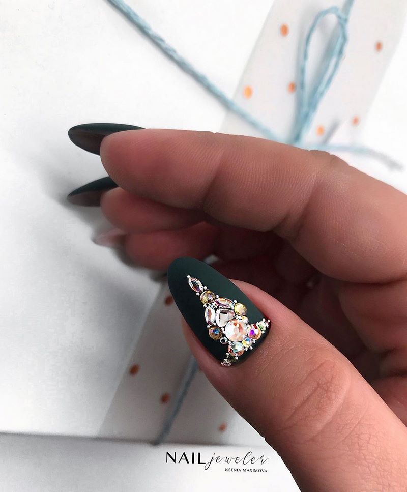 Блистательный новогодний маникюр 2027: фото-примеры