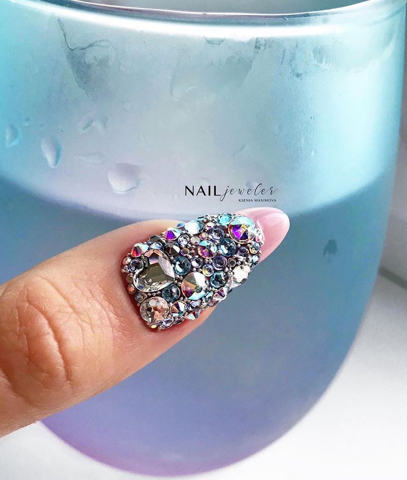 Блистательный новогодний маникюр 2027: фото-примеры