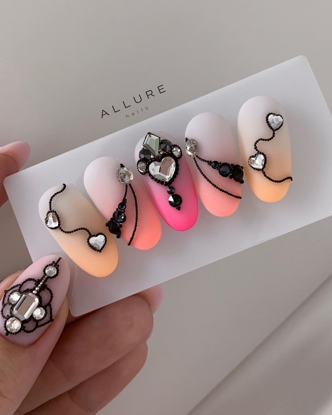 Топовые тренды маникюра 2026: новинки, идеи, фото