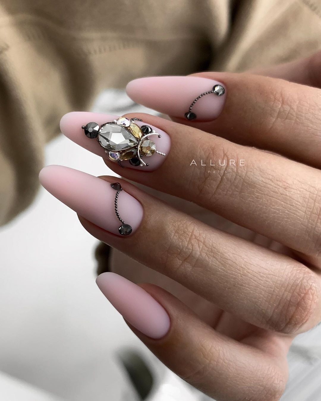 Топовые тренды маникюра 2026: новинки, идеи, фото