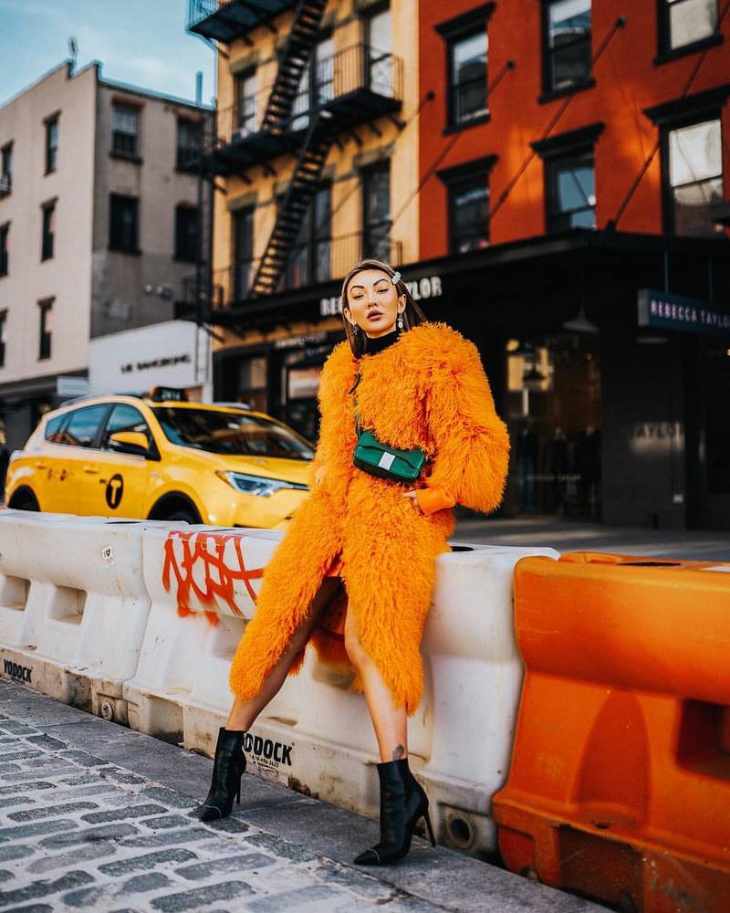 Трендовые шубы 2026 — модные луки на фото