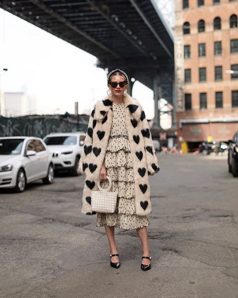 Трендовые шубы 2026 — модные луки на фото